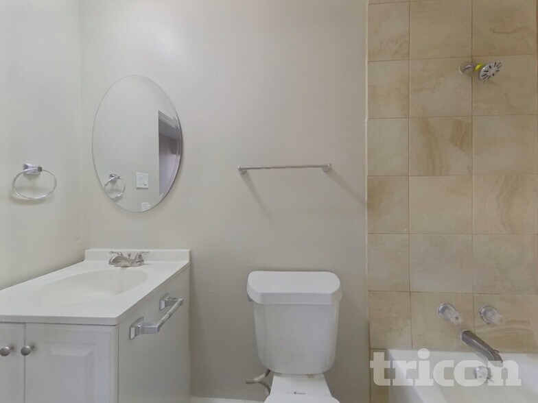 Building Photo - 5674 W Chestnut Ave