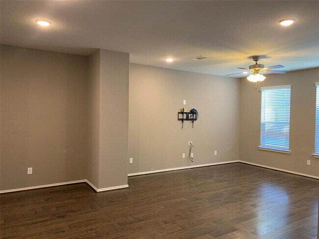 Building Photo - 10942 Cannes Memorial Dr