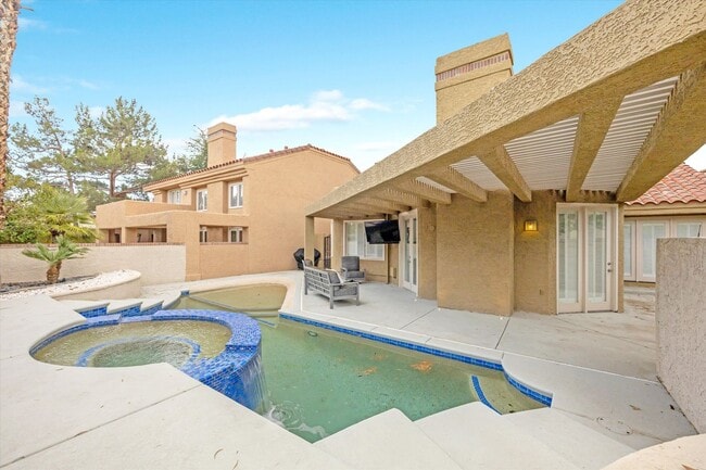 Building Photo - Spanish Trails Pool Home