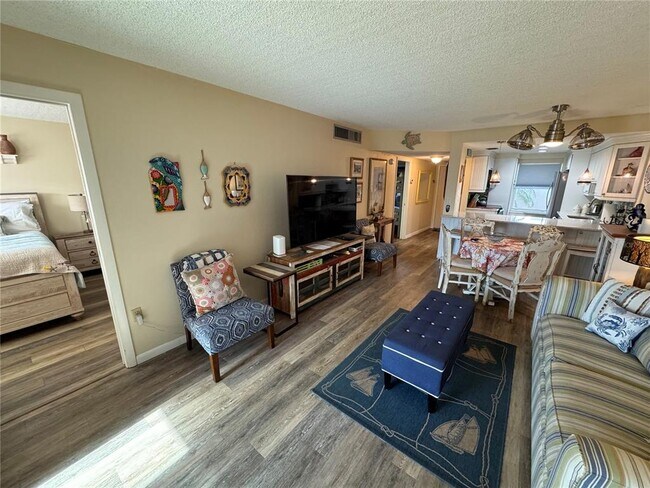 Building Photo - 1400 Tarpon Center Dr