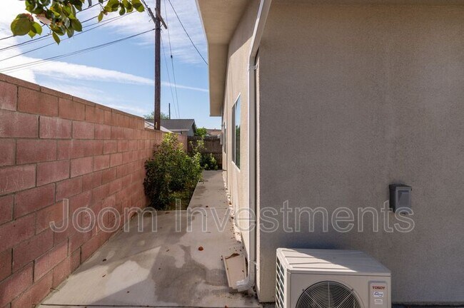 Building Photo - 9546 W Live Oak Ave