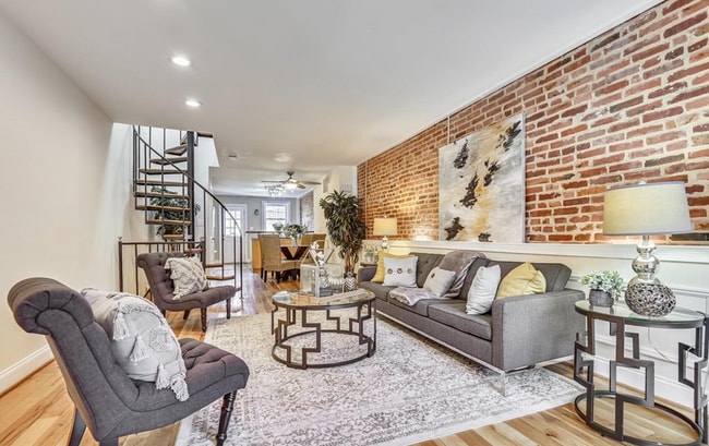 Living Area - 504 S Kenwood Ave