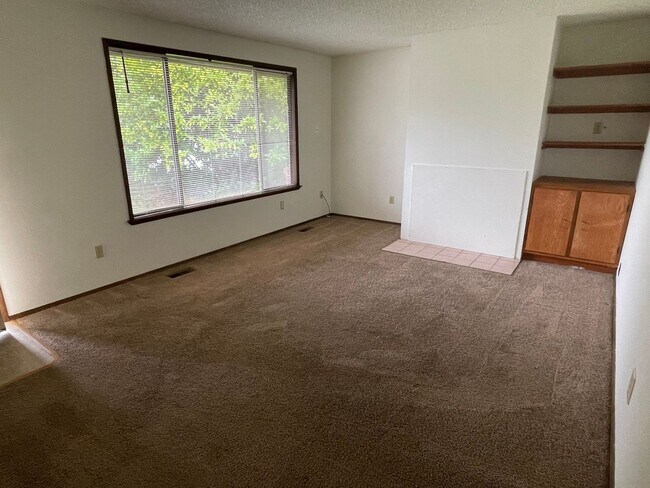 Building Photo - 2 Bedroom, 1 Bathroom Duplex in Blaine