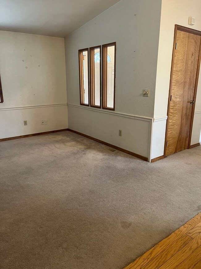 Building Photo - 261 Crest Dr