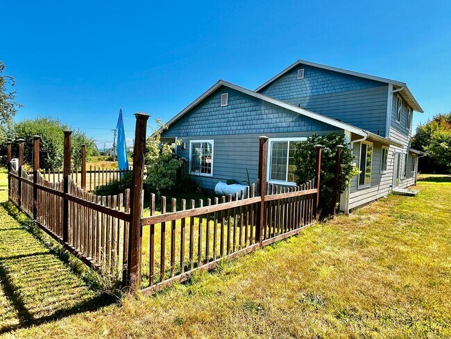 Building Photo - Peaceful Hansville Home with Plenty of Room