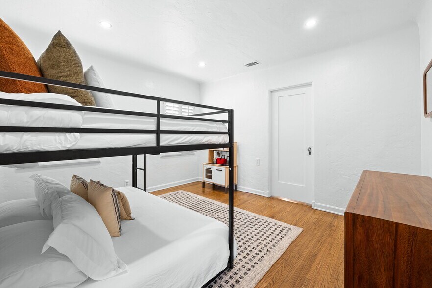 Building Photo - 3758 Gaviota Ave