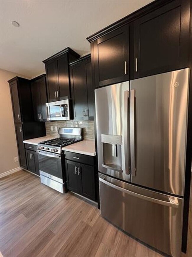 Building Photo - 3 Bedroom 2.5 Bathroom Townhome - Pet Friendly.
