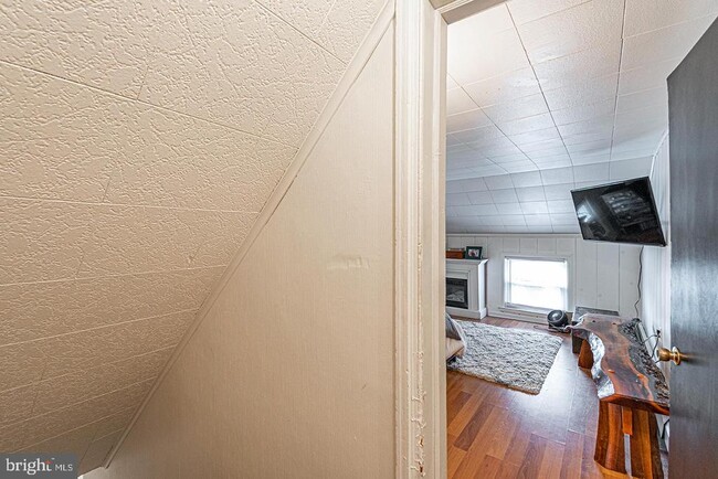 Building Photo - 330 W 3rd Ave