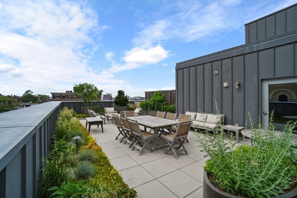 Building Photo - 32 Derne St