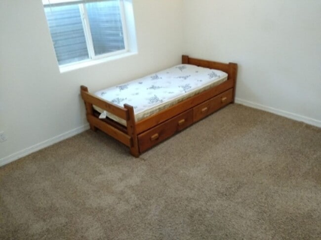 Building Photo - Cozy Student Housing! Private Rooms Available with Private Bathroom!