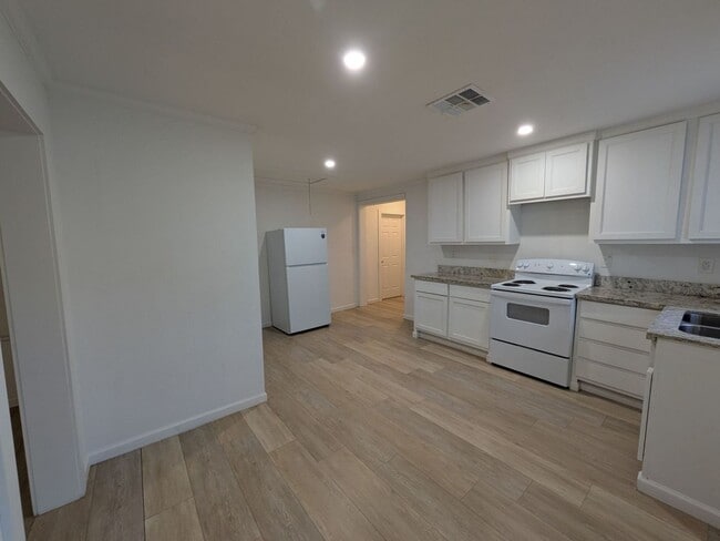 Building Photo - 1420 Live Oak St