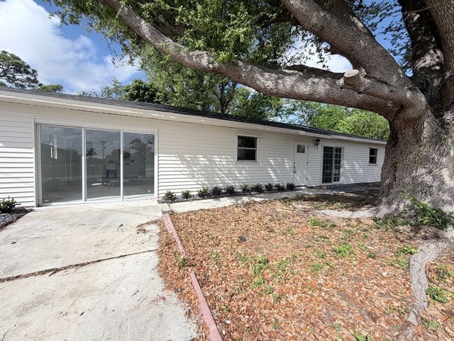 Building Photo - 1000 NW 22nd Terrace