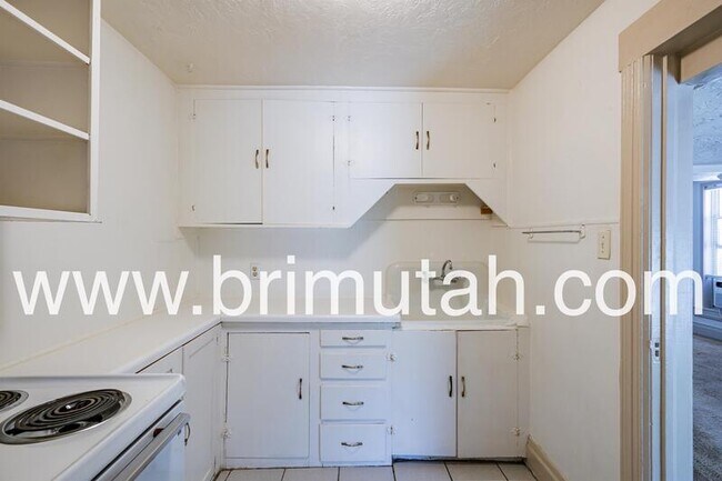 Building Photo - 368 S University St
