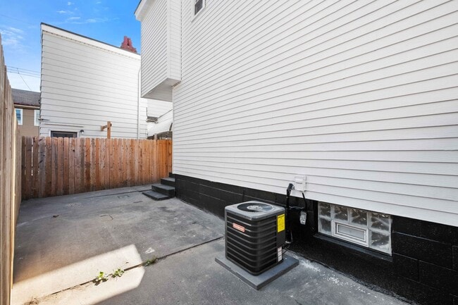 Building Photo - Luxury Rental - Sharpsburg