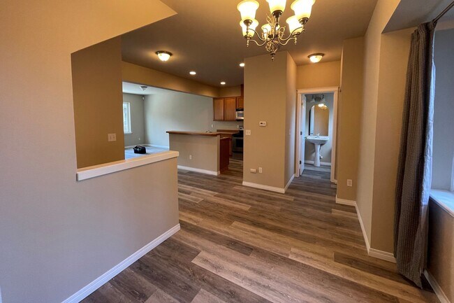 Building Photo - Nice Modern Townhouse Available Now!!