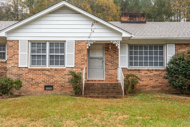 Building Photo - Available 5/9! Charming & Convenient Brick Ranch