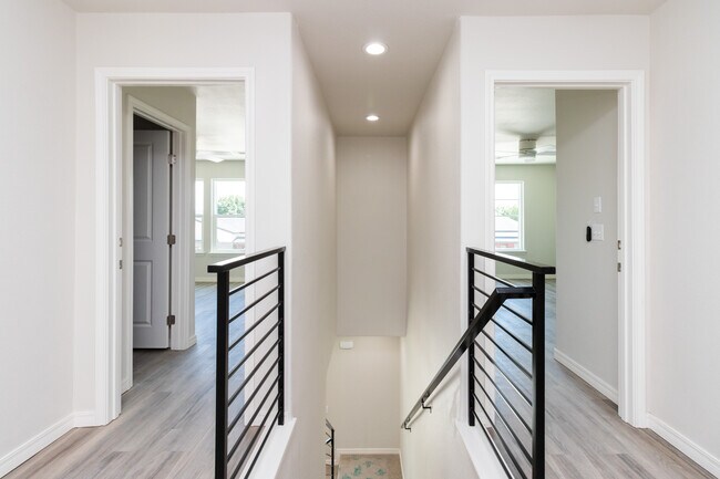 Two Story (3 bed/3.5 bath/1 car garage) - 406 38th St