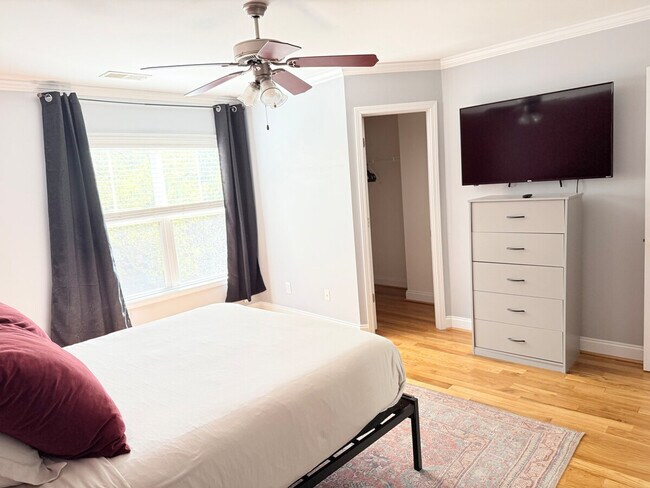 Building Photo - 607 Lake Forest Road