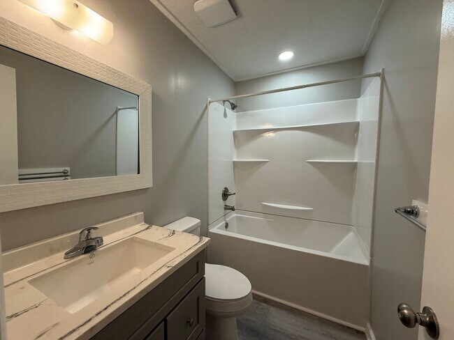 Building Photo - Remodeled 2 bedroom 2 bath duplex,