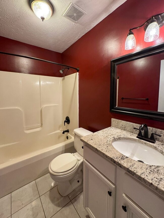 Building Photo - Charming 3 Bed 2 Bath Raeford Home with Fenced Backyard