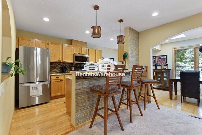 Building Photo - Available 12/1 - Beautiful Minnetonka Town...