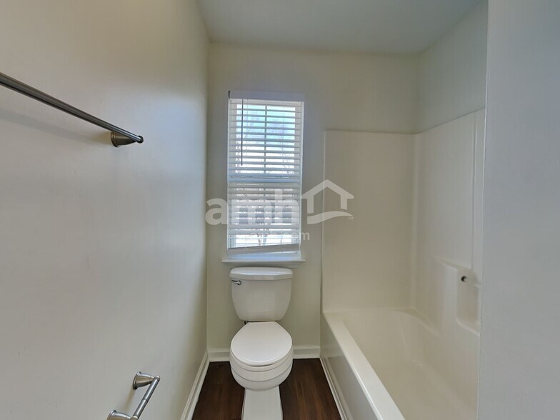 Building Photo - 510 Fairview Lake Way