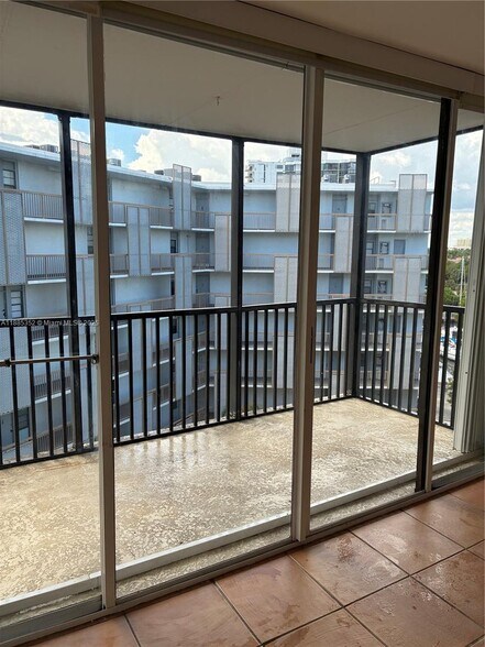 Building Photo - 3401 N Country Club Dr