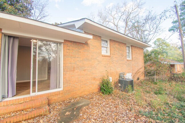 Building Photo - 3 Bedroom 2 Bathroom-Modern Upgrades