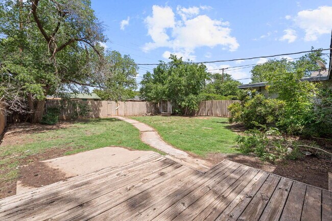 Building Photo - Cozy 3 Bed, 2 Bath with Backyard Deck