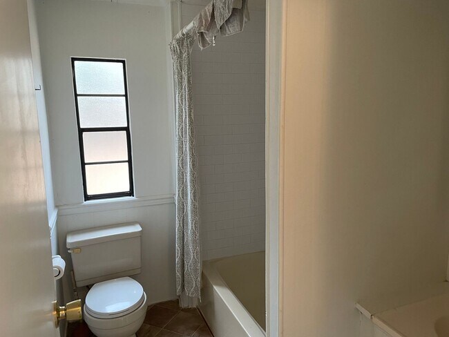 Building Photo - 3 bdrm / 2 bath