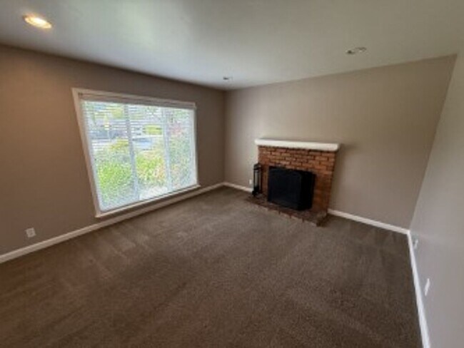 Building Photo - Single level 3 bedroom, 2 bath Home in the Cambrian Park Neighborhood. Great Schools. Close to Lo...