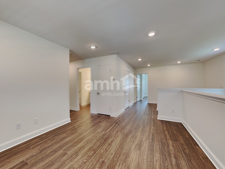 Building Photo - 7045 Creeksong Dr