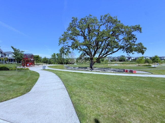 Building Photo - 6527 SE Genrosa St