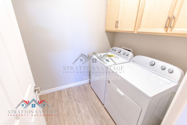 Building Photo - 15243 W Latham St