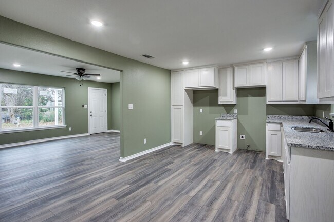 Building Photo - Beautifully Remodeled 3-1 in Sherman! Fridge, Washer and Dryer Included!