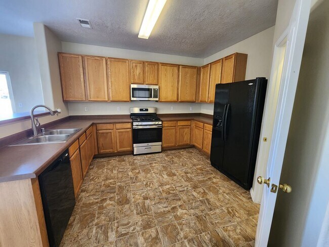 Building Photo - Amazing, Large 3 Bedroom Home in Southwest Albuquerque. Refrigerated Air, 2 Car Garage