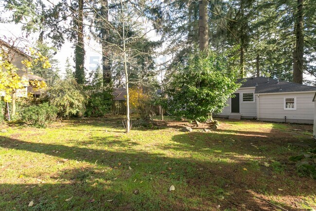 Building Photo - Spacious 3 Bedroom Home Available on Fores...