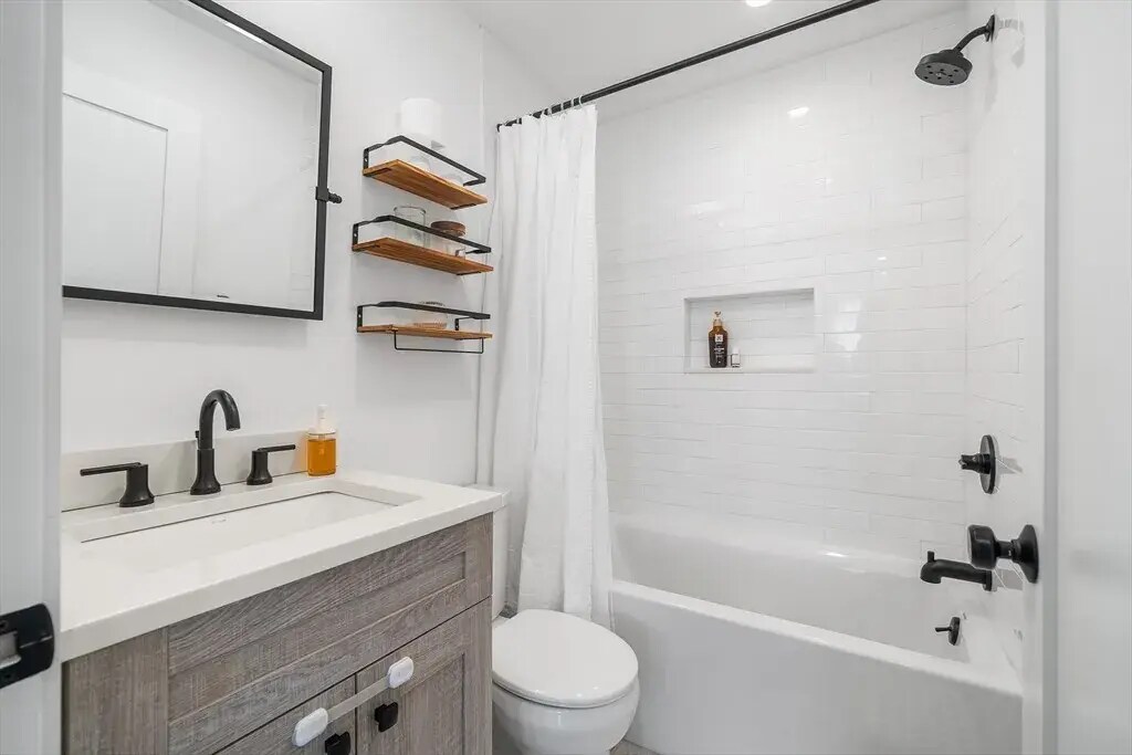 Main Bathroom w/ Shower/Tub - 102A Mount Pleasant Ave