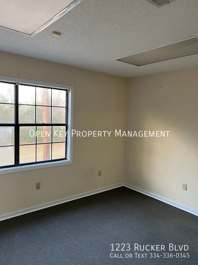 Building Photo - Office Space for Lease!