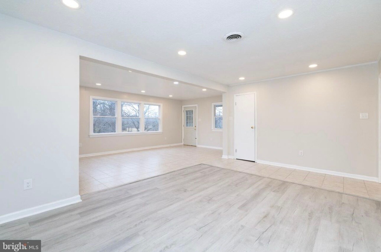 Building Photo - 6731 Middle Rd