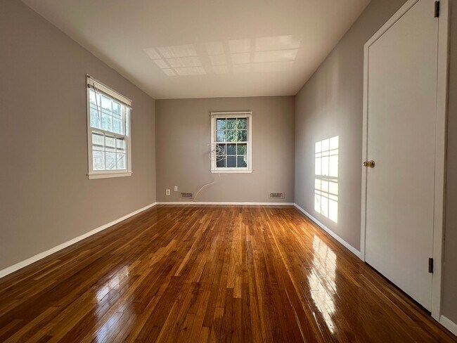 Building Photo - Charming 3 Bed with 2 Baths