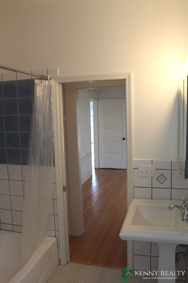 Building Photo - Coming Soon: Top Floor Flat with Updated K...