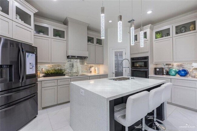 Building Photo - 7 West Dr