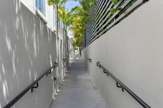 Building Photo - 1070 Del Harbour Dr
