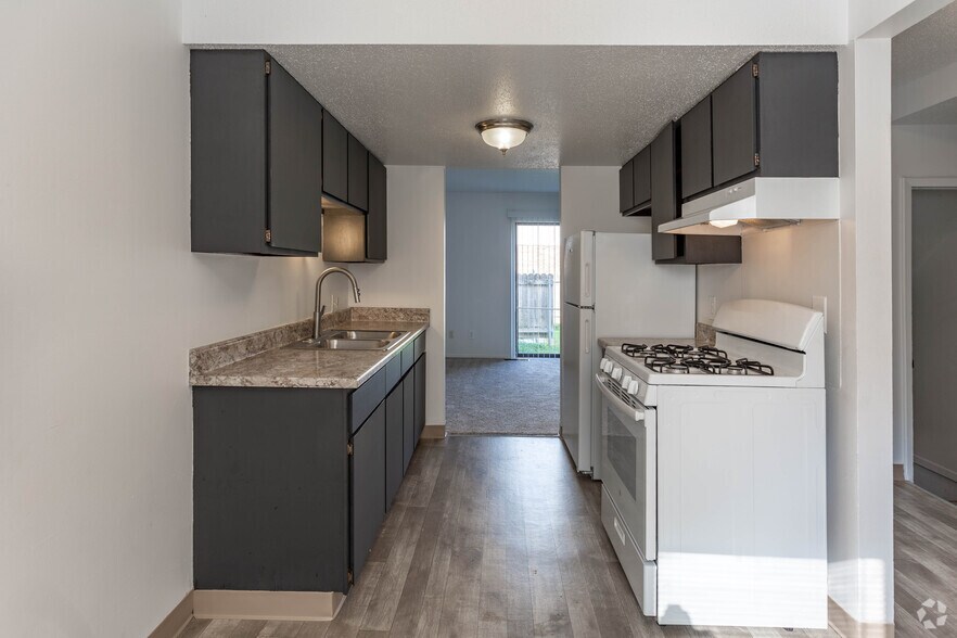 Primary Photo - Oak Tree Village Apartments