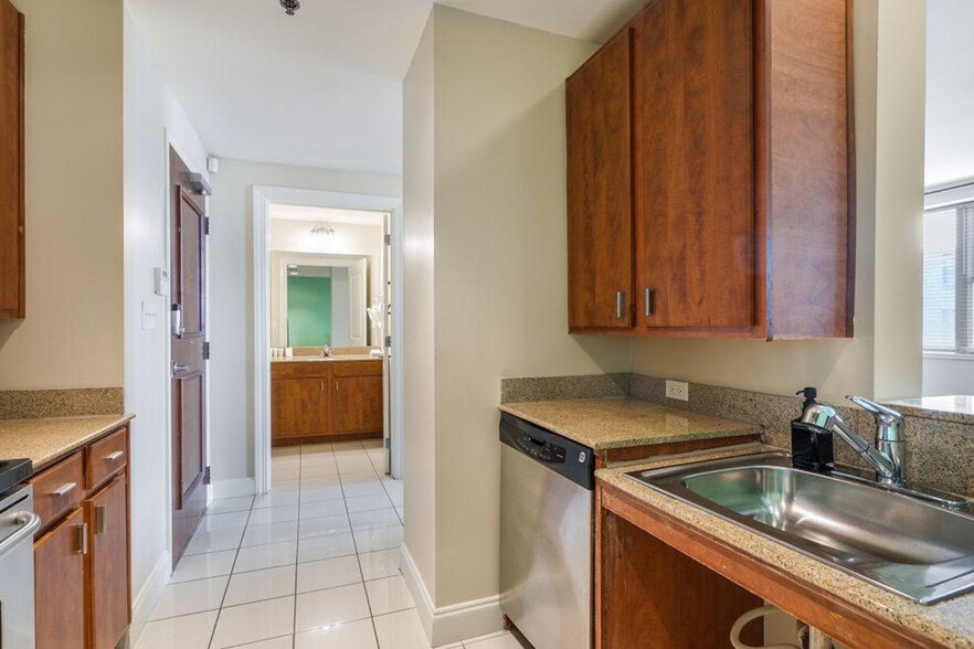 Building Photo - 925 Common St