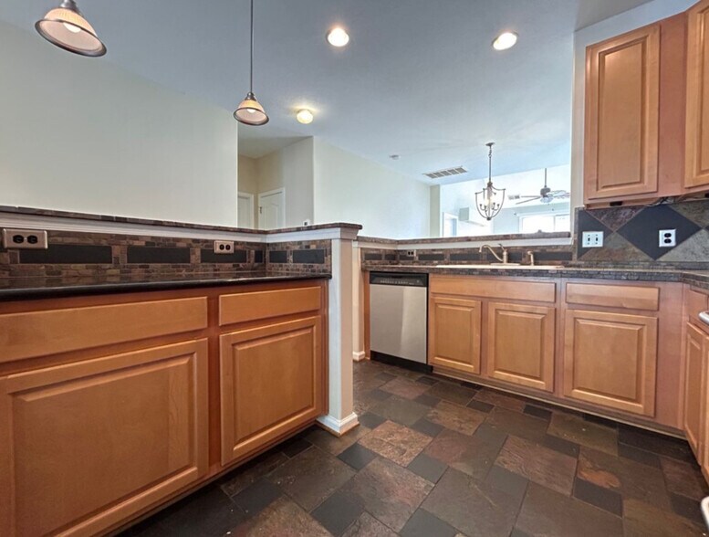 Building Photo - 927 Hunley Dr