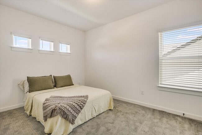 Building Photo - 253 Darley Oak Dr