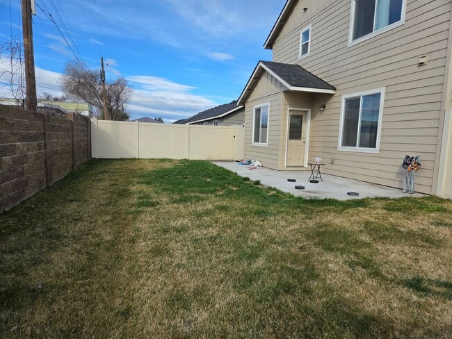 Building Photo - 2-story 3 bed 2.5 bath with garage