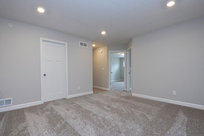 Building Photo - Beautiful 3-Bed 3-Bath Townhome in Blaine!